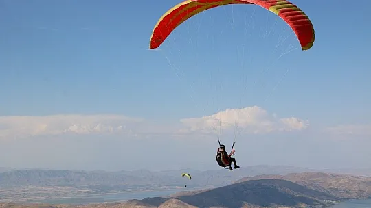 Yamaç paraşütçülerinin gözde mekanı Hazarbaba Dağı