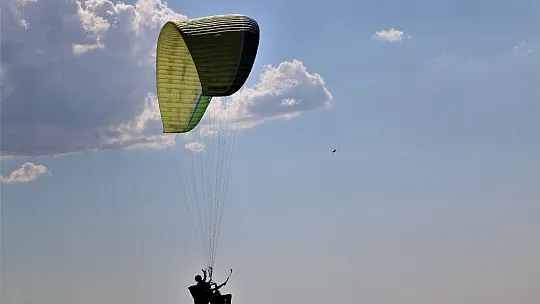 Yamaç paraşütçülerinin gözde mekanı Hazarbaba Dağı