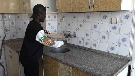 Ülkelerine gidemeyen Afrikalı öğrenci, yetkililerden destek istedi