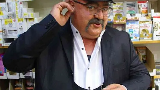Gakgo Gökalp kediyi görmek için her gün pet shop'a gidiyor
