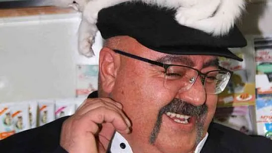 Gakgo Gökalp kediyi görmek için her gün pet shop'a gidiyor