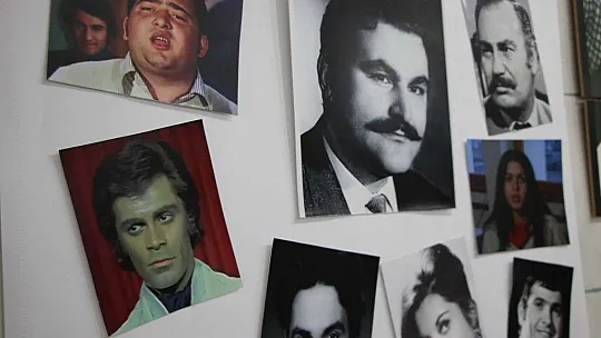 İş yerini Yeşilçam oyuncularının posterleri ile donattı