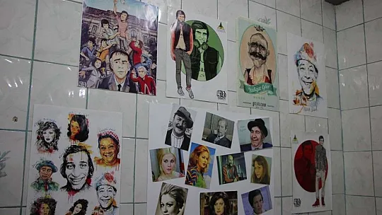 İş yerini Yeşilçam oyuncularının posterleri ile donattı