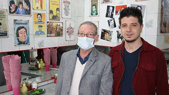 İş yerini Yeşilçam oyuncularının posterleri ile donattı