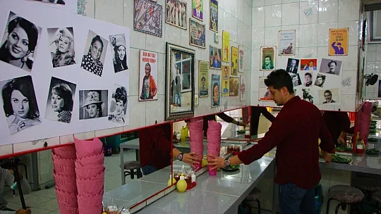 İş yerini Yeşilçam oyuncularının posterleri ile donattı