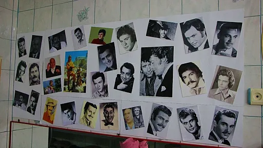 İş yerini Yeşilçam oyuncularının posterleri ile donattı