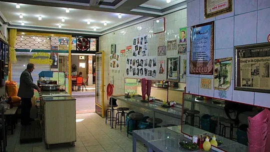 İş yerini Yeşilçam oyuncularının posterleri ile donattı