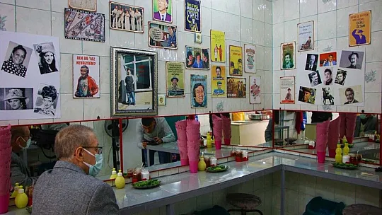İş yerini Yeşilçam oyuncularının posterleri ile donattı