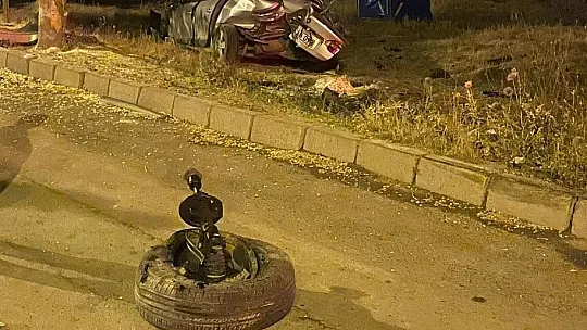 Ağaçlara çarparak durabilen otomobil hurdaya döndü