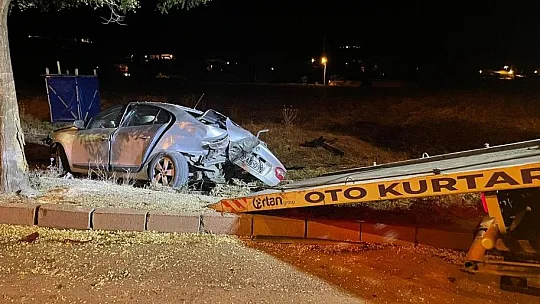 Ağaçlara çarparak durabilen otomobil hurdaya döndü