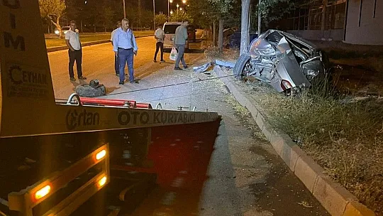 Ağaçlara çarparak durabilen otomobil hurdaya döndü
