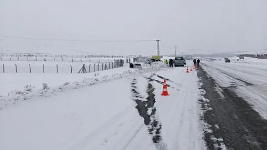 Yoldan çıkan otomobil kara saplandı: 3 yaralı