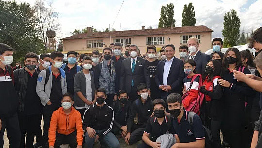 İzmir Büyükşehir Belediyesi yetkilileri okul yapımı için Elazığ'da