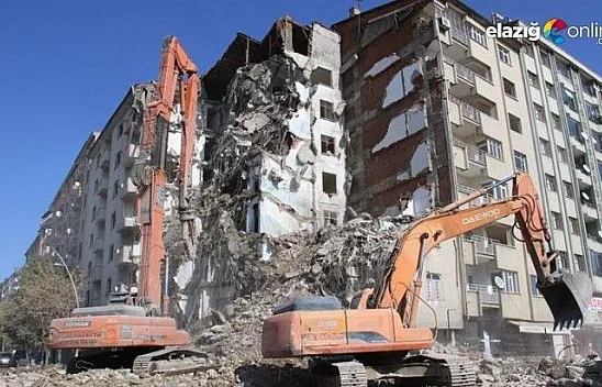 Deprem bölgesi Elazığ'da binalar böyle yıkıldı