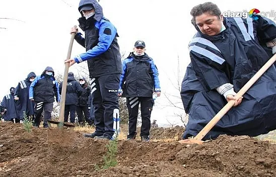 Elazığ polisi, depremlerde hayatını kaybedenleri unutmadı