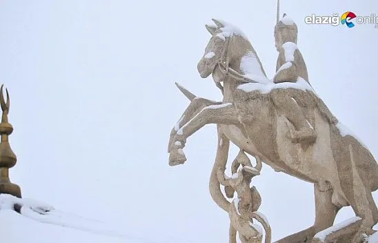 Harput'ta kar ve sis altındaki tarihin eşsiz manzarası