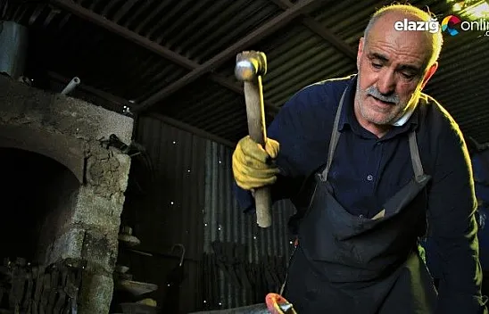 62 yaşında, 45 yıldır ekmeğini demire şekil vererek kazanıyor