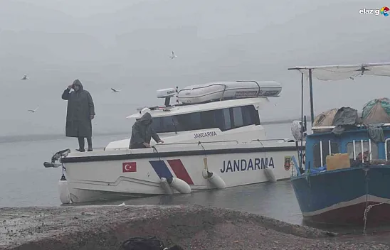 Balık tutmak için ağları gerdirirken tekneden düşüp suda kayboldu