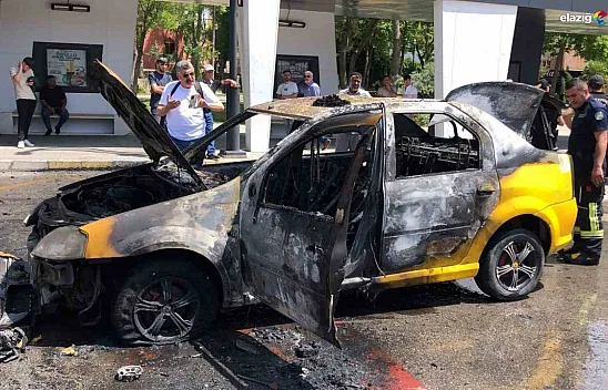 Elazığ'da Ticari Taksi Alev Topuna Döndü: Taksi Şoförü Canını Zor Kurtardı!