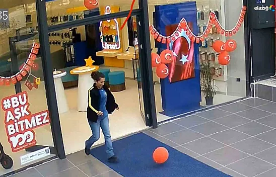 Yere düşen 'Ay Yıldıza' saygı dolu öpücük