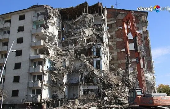 Deprem bölgesi Elazığ'da binalar böyle yıkıldı