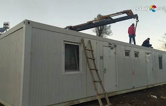 Depremin merkez üssü Kavaktepe köyüne konteynerler kuruldu