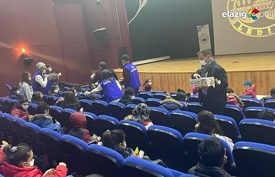 Depremzede çocuklar sinema keyfi yaşadı