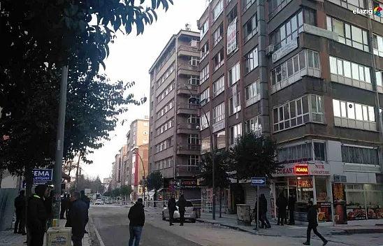 Elazığ'da beşik gibi sallanan bina paniğe neden oldu