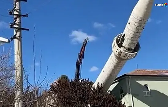 Elazığ'da hasar alan minarelerin yıkımı sürüyor