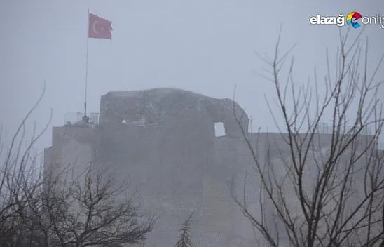 Elazığ'da kar yağışı başladı, tarihi mahalle Harput beyaza büründü