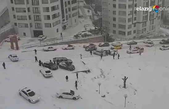 Elazığ'da kar yağışı etkili oldu, rampada kayan araçlar birbirine çarptı