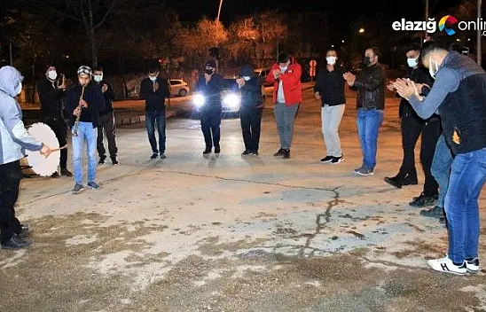 Elazığ'da davullu, klarnetli sosyal mesafeli sahur halayı