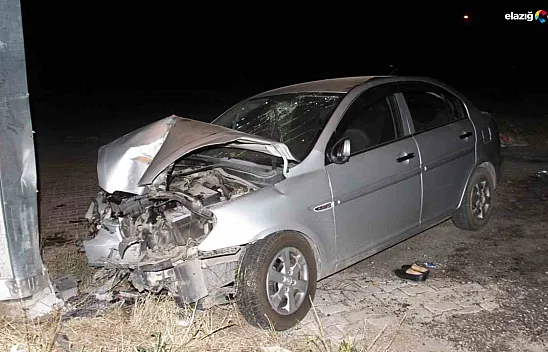 Otomobil aydınlatma direğine çarptı! 6 kişi yaralandı