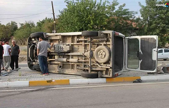Elazığ'da minibüs ile otomobil çarpıştı: 8 yaralı