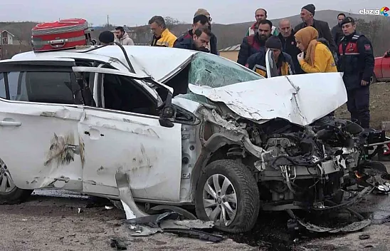 Elazığ'da otomobil kamyona çarptı: 2 yaralı