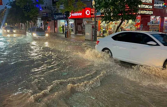Elazığ'da sağanak yağış hayatı felç etti! Vatandaşlar tepki gösterdi