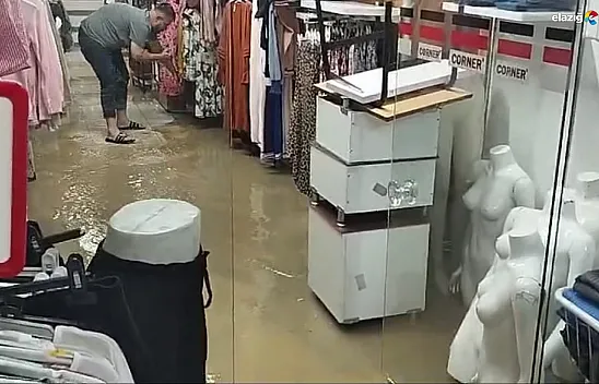 Elazığ'da ani yağış sonrası iş yerlerini su bastı! Vatandaşlar zor anlar yaşadı