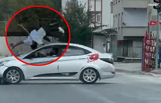 Elazığ'da scooter kazası: 2 kişi havaya savruldu! Kaza anı görüntüleri şoke etti