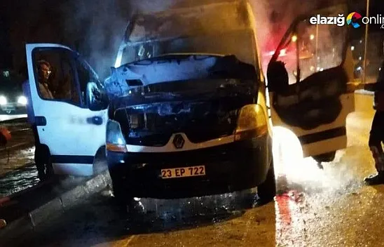 Elazığ'da seyir halindeki minibüs yandı