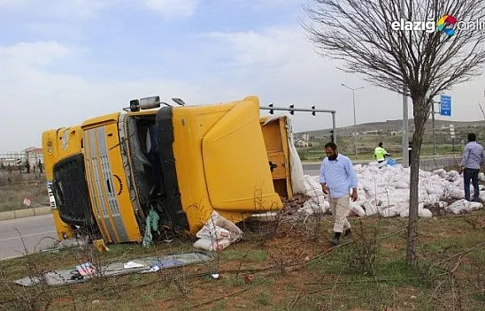 Elazığ'da tır refüje çarpıp devrildi!