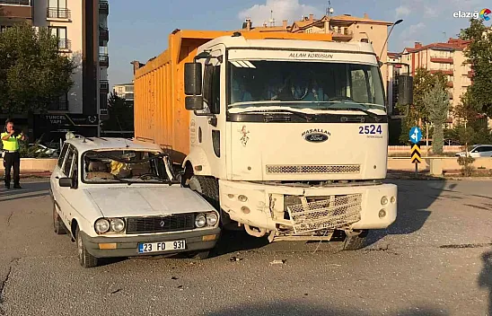 Ataşehir Mahallesi'nde kaza! Kamyon ile otomobilin çarpıştı