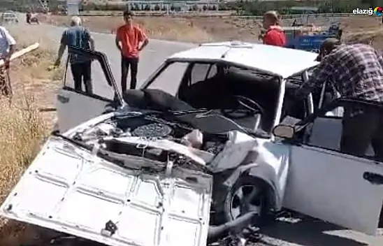 Baskil'de feci kaza: İki otomobil kafa kafaya çarpıştı