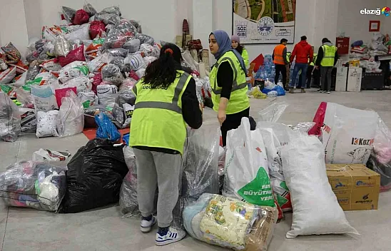 Elazığ'dan deprem bölgesine yardımlar sürüyor
