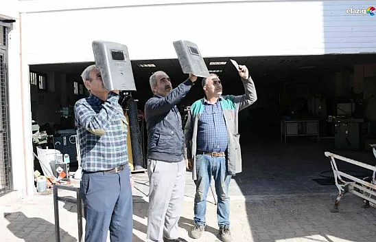 Güneş tutulmasını kaynak camı ile izlediler