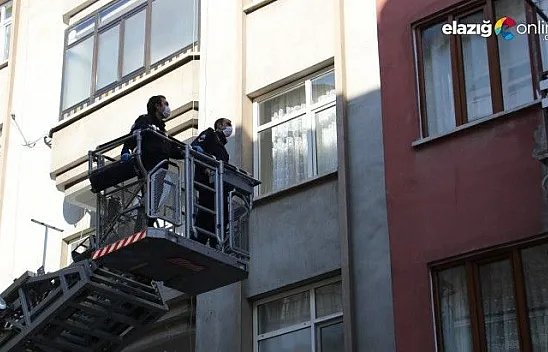 İtfaiye camı kırıp içeri girdiğinde cansız bedenle karşılaştı