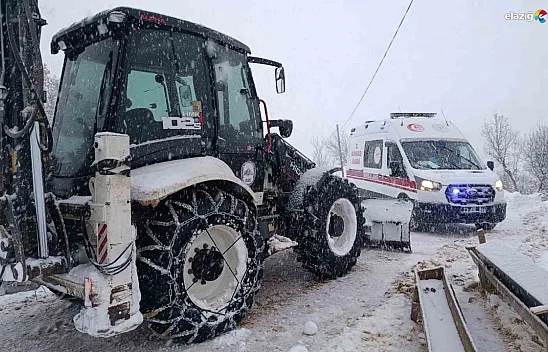 Baskil'de zamanla yarış! Mahsur kalan ambulansı Özel İdare kurtardı