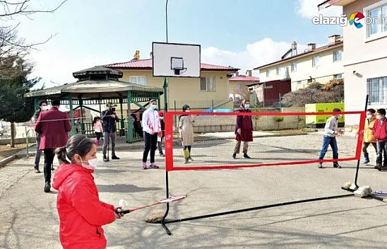 Köy okulu öğrencileri, milli sporcu eşliğinde badminton ile tanıştı