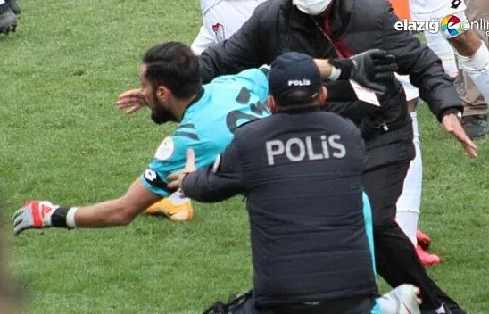 Maçın hakemi tansiyonu yükseltti!