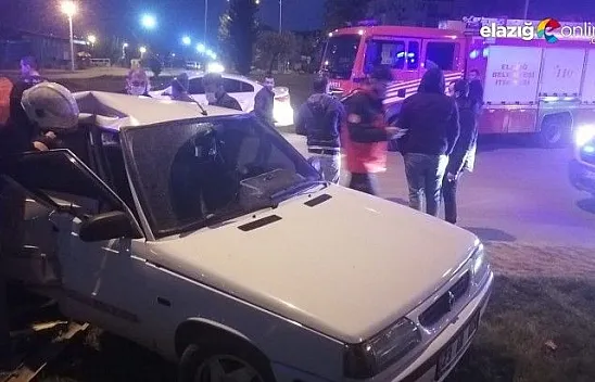 Otomobilin aydınlatma direğine çarptığı kazada, 2 kişi yaralandı
