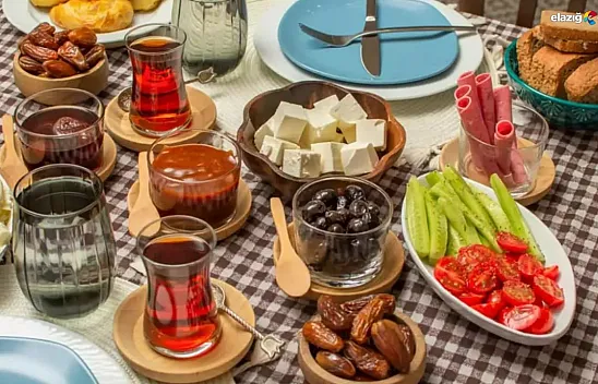 Sahurda çay içmek gerçekten zararlı mı ve harareti alır mı?